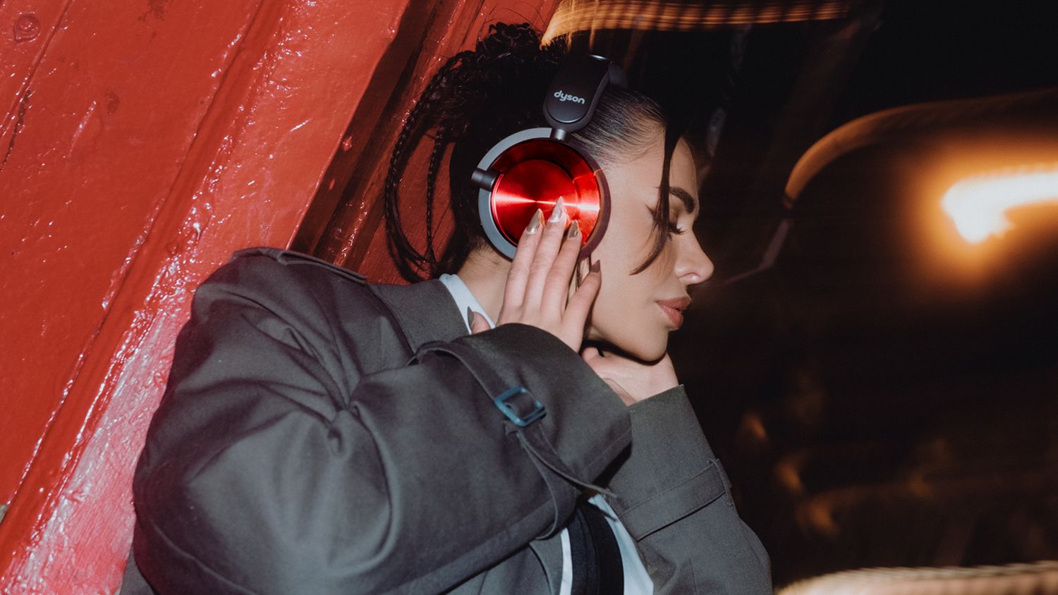 Personne portant le casque audio Dyson OnTrac.